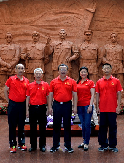 8，黨委委員在百色起義紀念館內(nèi)合影.jpg