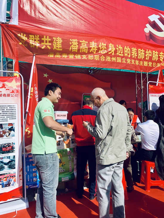 現場前來咨詢的市民.jpg
