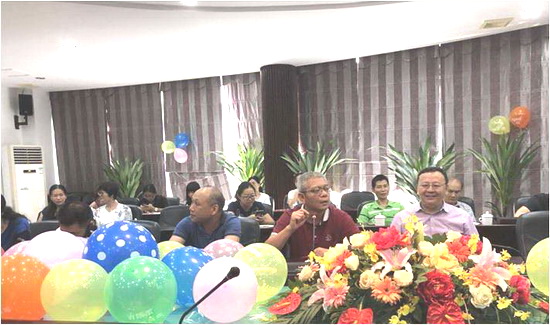 公司領導為壽星送祝福.jpg
