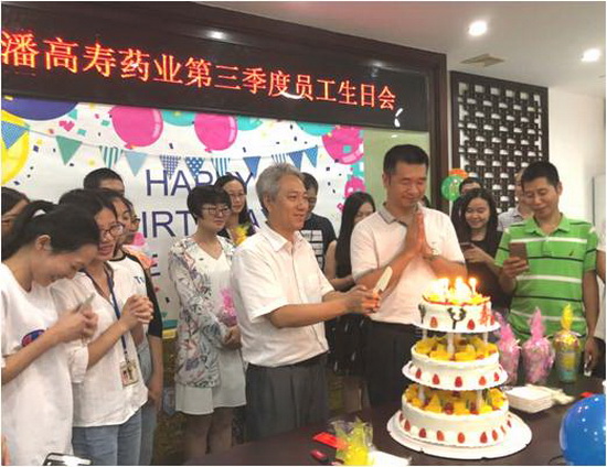 齊祝愿吹蠟燭.jpg