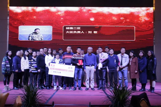 公司董事長(zhǎng)、總經(jīng)理?xiàng)顤|升為霾之罷川貝枇杷糖項(xiàng)目大獎(jiǎng)的獲獎(jiǎng)團(tuán)隊(duì)頒獎(jiǎng).jpg