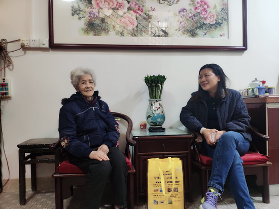 3、公司紀(jì)委書記、工會(huì)主席張奇志慰問(wèn)80歲以上高齡退休職工代表陳佩群.jpg