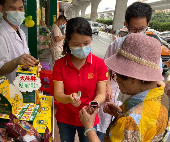 向街坊派發(fā)試食產(chǎn)品.jpg