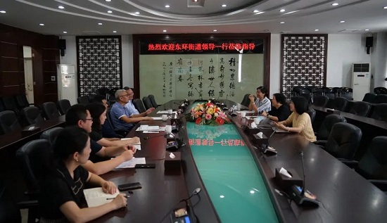 番禺區東環街黨工委副書記、街道辦事處主任何柳青一行到白云山潘高壽暖企走訪.jpg